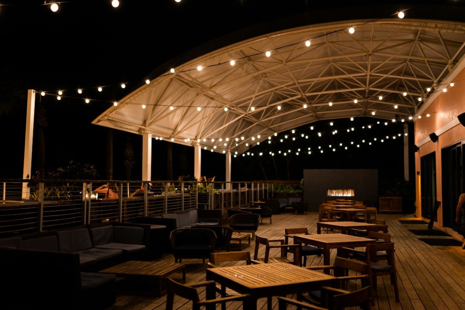 Terrasse en bois aménagée pour une soirée d'été dans le Gard