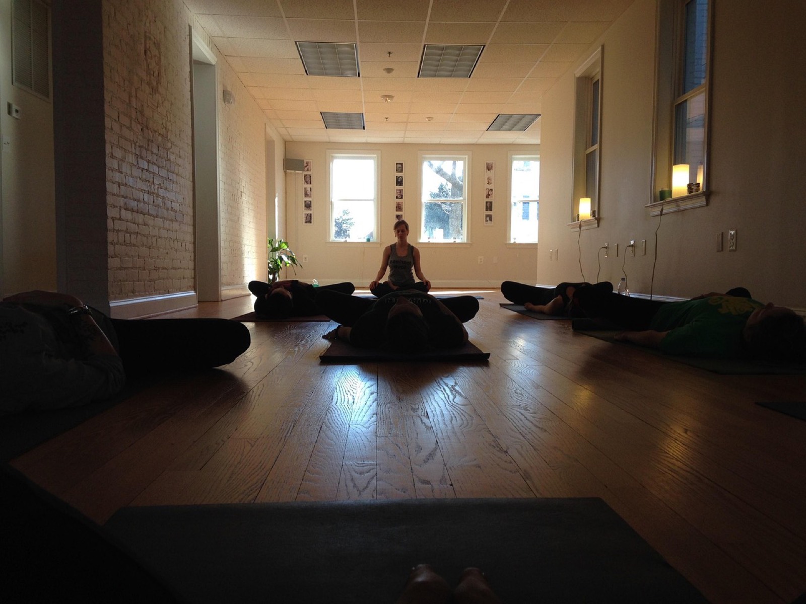 Un coach anime une séance collective de fitness pour un groupe de salariés