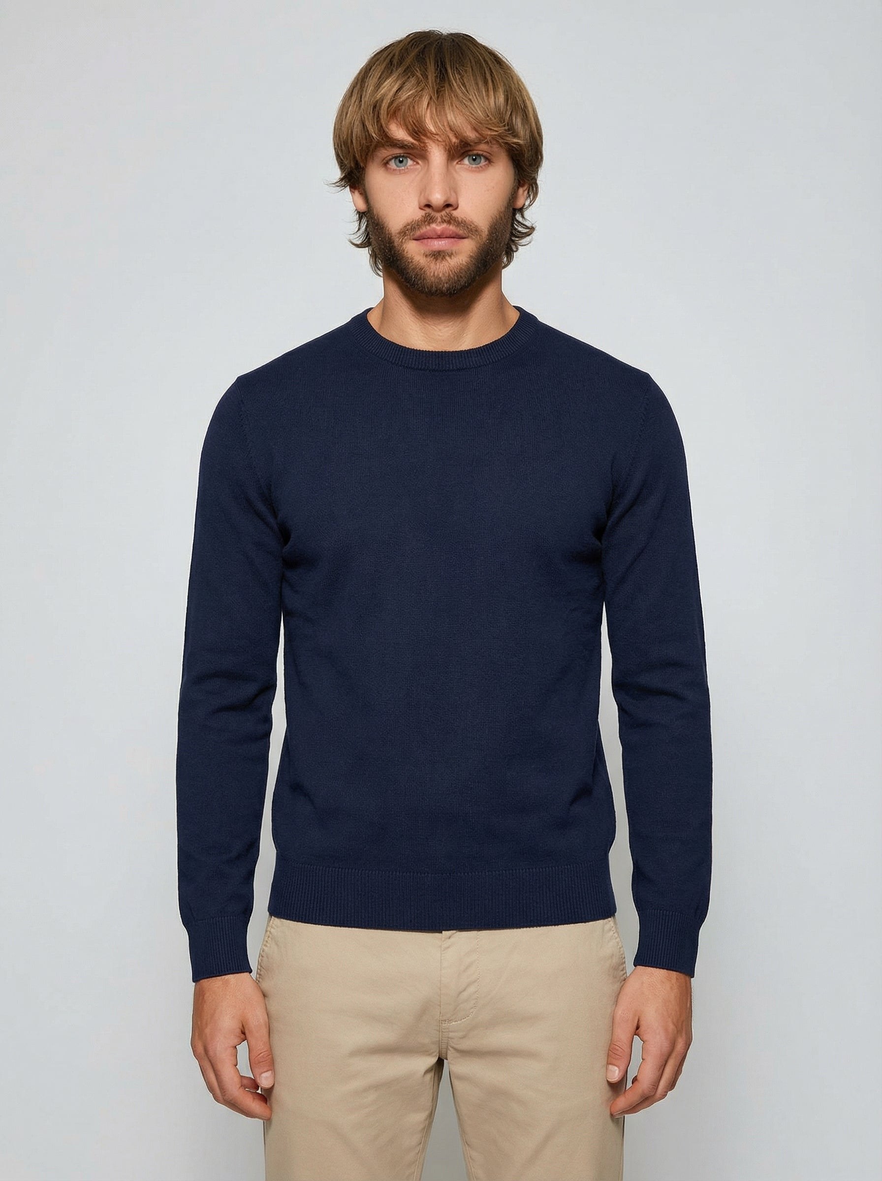 Homme portant un sweatshirt bleu marine en coton biologique fabriqué en France