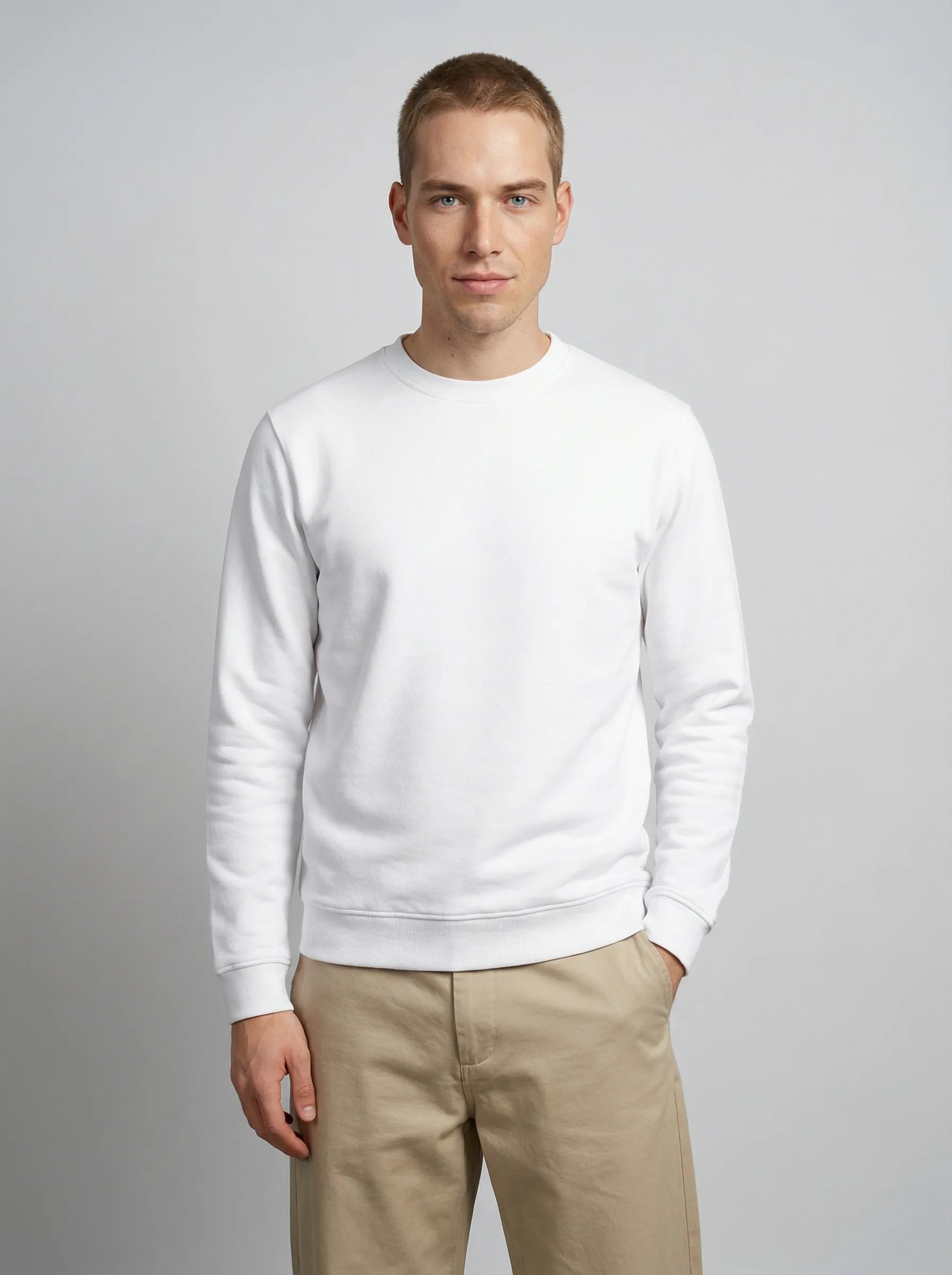 Homme portant un sweatshirt blanc en coton biologique, main en poche