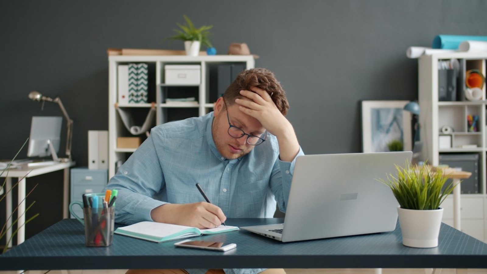 Syndic bénévole face à la paperasse et aux factures d'une copropriété